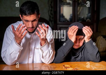 El hombre y la mujer están orando juntos Foto de stock