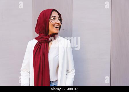 Chica musulmana con ropa casual y retrato tradicional hijab - hermosa mujer  árabe con ropa elegante