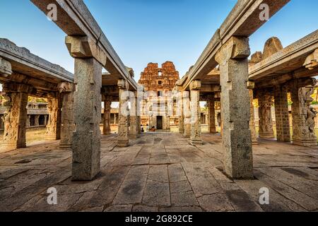 Hampi, Karnataka, India - 15 de enero de 2020 : La vista del antiguo templo Achyutaraya. Grupo de ruinas monumentos en Hampi fue el centro del Vij hindú