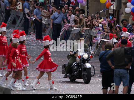 Un doble cuerpo para Boyd Holbrook se ve en una moto durante una escena de desfile en St Vincent Street en el centro de la ciudad de Glasgow durante el rodaje de lo que se cree que es la nueva película de Indiana Jones 5 protagonizada por Harrison Ford. Fecha de la foto: Domingo 18 de julio de 2021. Foto de stock