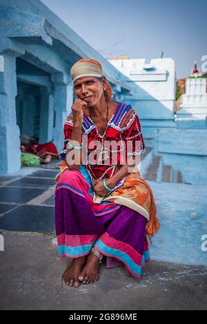 Hampi, Karnataka, India - 14 de enero de 2020 : retrato de la mujer del sur de la india con vestido tradicional. Foto de stock