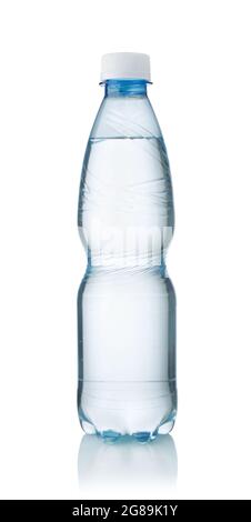 Pequeña botella de agua mineral en plástico aislado en blanco