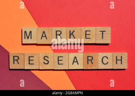 Investigación de mercado, palabras en letras de alfabeto de madera aisladas en el fondo como titular de la bandera