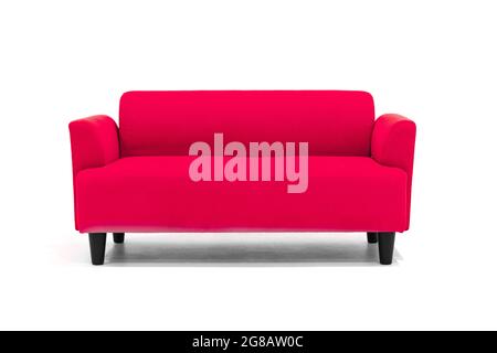 Sofá de estilo contemporáneo escandinavo rojo sobre fondo blanco, con muebles de diseño moderno y minimalista para la elegante sala de estar. Foto de stock