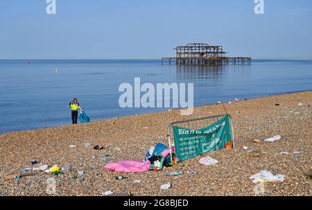 Brighton, Reino Unido, 19th de julio de 2021 - Rubbish dejó atrás en la playa de Brighton después de que las multitudes se atalaban a la costa en el clima caliente durante el fin de semana. El personal del consejo estaba fuera de las 5am de la mañana limpiando la playa y el paseo marítimo: Credit Simon Dack / Alamy Live News Foto de stock