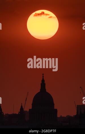 Londres, Reino Unido. 19th de julio de 2021. Clima en el Reino Unido: Espectacular puesta de sol por la noche sobre la Catedral de San Pablo que termina uno de los días más calurosos del año hasta ahora. Crédito: Guy Corbishley/Alamy Live News