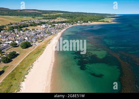 Vista aérea desde el drone de la ciudad y la playa de Golspie en Sutherland, Escocia Reino Unido Foto de stock