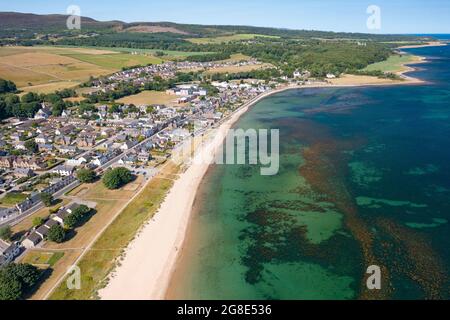 Vista aérea desde el drone de la ciudad y la playa de Golspie en Sutherland, Escocia Reino Unido Foto de stock