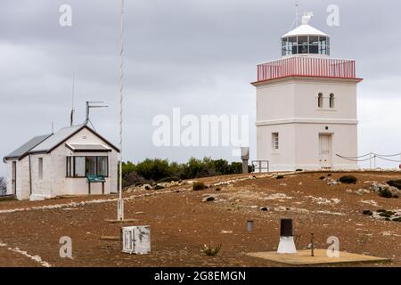 El faro de Cabo Borda y los cuarteles de los guardianes en la Isla Canguro del Sur de Australia el 10th 2021 de mayo Foto de stock