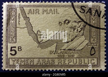 YEMEN - ALREDEDOR de 1968: Un sello impreso en el Yemen muestra Konrad Adenauer, estadista alemán, alrededor de 1968 Foto de stock