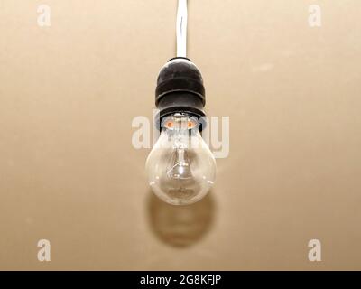 Cable lámpara colgando del techo Fotografía de stock - Alamy