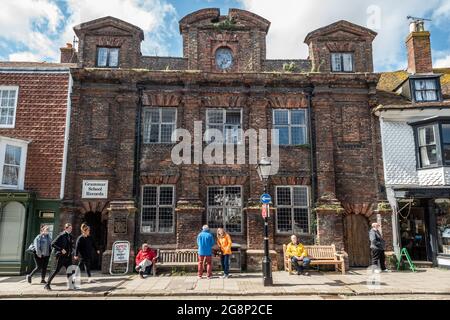 Rye, 2021 de julio: La antigua Escuela Gramática, ahora una tienda de discos en Rye en East Sussex Foto de stock