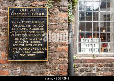Rye, 2021 de julio: Placa de la Escuela de Gramática Vieja en Rye en East Sussex Foto de stock