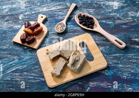 Halva de semillas de girasol. Dulces tradicionales de Oriente Medio. Postre  nacional judío, turco y árabe. Delicia turca Fotografía de stock - Alamy