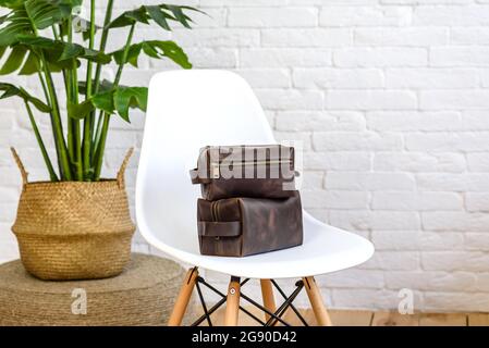 Hermoso bolso marrón hecho de cuero diseñado para varios artículos. Accesorio personal Foto de stock