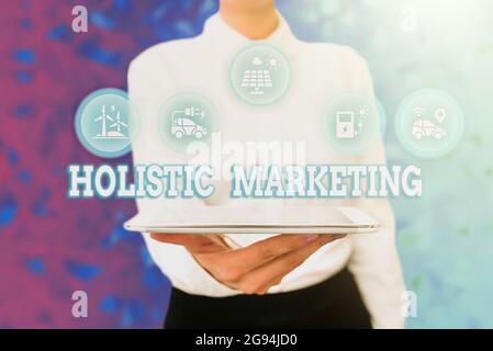 Presentación conceptual Marketing holístico. Idea de negocio desarrollada pensando en el negocio como una Señora Uniforme de presentación de la mano de la tableta Foto de stock