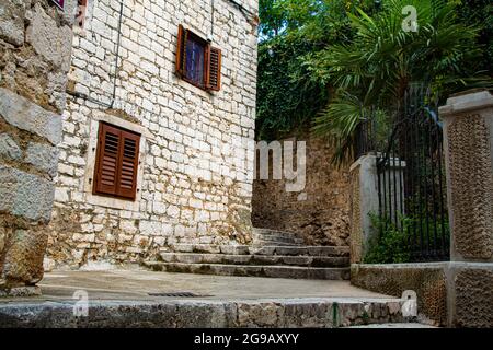 Sibenik ciudad medieval pintoresca de Croacia con calles estrechas y rincones muy pintorescos, con fachadas adornadas de forma característica. Foto de stock