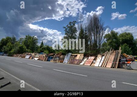 Sperrmuell sauber und ordentlich aufgestapelt nach dem Ruhrhochwasser an der B 226. Der Sperrmuell ist voraussichtlich von den unterhalb der Strasse g Foto de stock