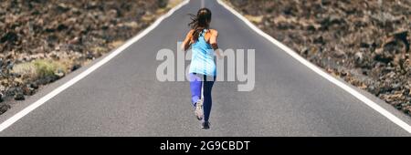 Run SPORT ACTIVE lifestyle runner mujer corriendo sobre el paisaje de la carretera, pancarta panorámica. Gente corriendo al aire libre. Foto de stock