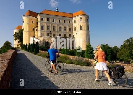 Castillo Mikulov República Checa, turistas con bicicletas push-up en el camino al Castillo Mikulov Moravia Foto de stock