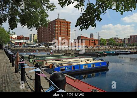 Verano en la ciudad, Salthouse muelle Liverpool 23.7.2021 barcos de canal amarrados en los muelles en el centro de Liverpool durante la semana más cálida del año. Foto de stock