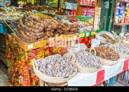 TETUÁN, MARRUECOS - 18 de febrero de 2018: Comida tradicional en la calle del mercado de la antigua medina cerca de Bab Jiafin en TETUÁN, Marruecos