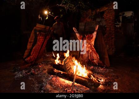 Cordero al asador, cocina tradicional argentina, provincia de La Pampa,  Patagonia, Argentina Fotografía de stock - Alamy