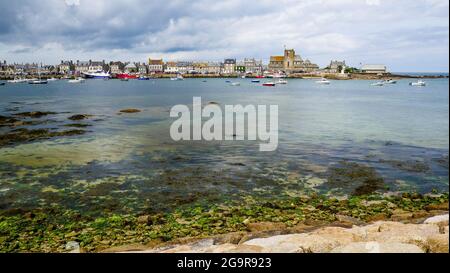 Puerto pesquero y náutico en marea baja, Barfleur, departamento de La Mancha, Cotentin, Normandía, Francia
