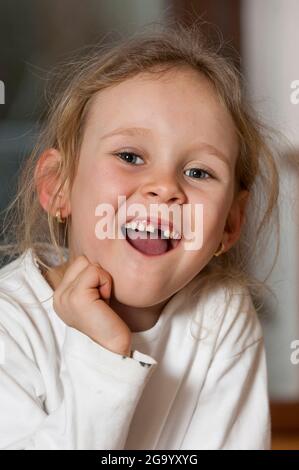 niña con un hueco de dientes, retrato