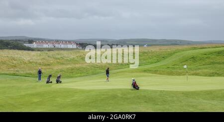 Golfistas en el green del campo de golf Ailsa en el hotel y campo de golf Trump Turnberry en South Ayrshire, Escocia, Reino Unido