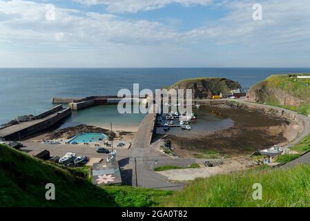 Puerto histórico de Portknockie, Moray, Escocia Foto de stock