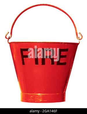 Un cubo de fuego pintado de rojo aislado sobre un fondo blanco, con ruta de recorte Foto de stock