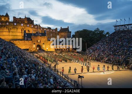 Gaitas y una banda marchante actúan en el Military Tattoo en el Castillo de Edimburgo en Edimburgo, Escocia; Edimburgo, Escocia