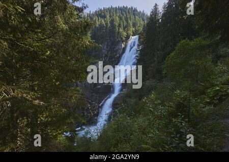 Krimml Waterfalls en cascada por la ladera de la montaña a la sombra; Salzburgo, Austria Foto de stock
