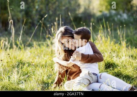 Una madre que pasa tiempo de calidad con su hijo pequeño, al aire libre en un parque de la ciudad; Edmonton, Alberta, Canadá Foto de stock