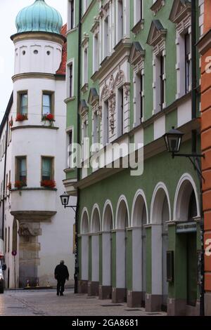 Regensburg, Altstadt oder Innenstadt mit mittelalterlicher Architektur und alten Mauerwerk UNESCO-Weltkulturerbe, Oberpfalz, Bayern, Deutschland Foto de stock