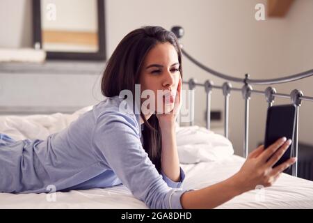 mujer tirando del teléfono celular fuera del bolsillo de los pantalones en  la naturaleza Fotografía de stock - Alamy