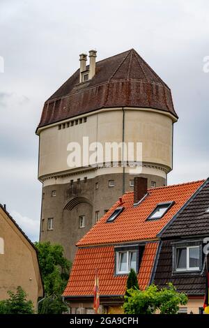 Duisburg Friemershein, asentamiento ferroviario histórico, torre de agua doble Hohenbudberg, NRW, Alemania Foto de stock