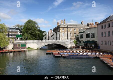 Vista del río Cam en Cambridge completa con icónicos punts atados a un lado del río esperando a ser alquilados. Foto de stock