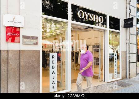 Un hombre camina por la tienda ropa Oysho en Valencia Fotografía de Alamy