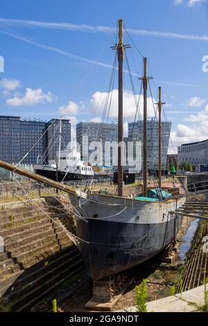 LIVERPOOL, Reino Unido - 14 DE JULIO: Antiguo barco de vela con rigger cuadrado amarrado en Liverpool, Inglaterra el 14 de julio de 2021 Foto de stock