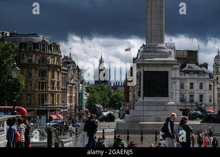 Trafalgar Square, Londres, Reino Unido. 30th de julio de 2021. Clima en el Reino Unido: Tormenta Evert sobre el centro de Londres. Crédito: Matthew Chattle/Alamy Live News