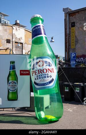 Botella gigante de plástico verde inflable que anuncia la cerveza italiana Peroni Nastro Azzurro en el distrito de Suvilahti de Helsinki, Finlandia Foto de stock
