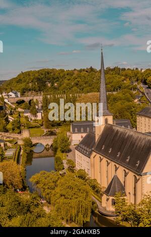 Luxemburgo-Ciudad, Luxemburgo - 28 de mayo de 2021 - Vista aérea de la abadía de Neumunster y parque en la ciudad baja de Luxemburgo, Ciudad, Luxemburgo Foto de stock