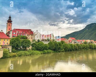 La encantadora ciudad de Frohnleiten en el río Mur en el distrito de Graz-Umgebung, región de Estiria, Austria Foto de stock