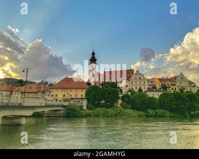 La encantadora ciudad de Frohnleiten en el río Mur en el distrito de Graz-Umgebung, región de Estiria, Austria Foto de stock