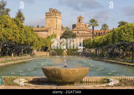Córdoba, provincia de Córdoba, Andalucía, sur de España. Alcázar de los Reyes Cristianos, palacio-fortaleza de los Reyes Cristianos, visto desde jardines de t