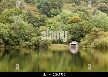 Boathouse reflejado en Rydal Water, Lake District, Reino Unido Foto de stock