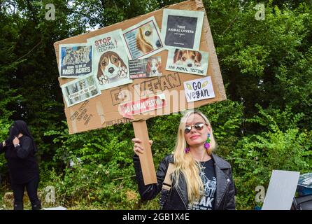Un manifestante lleva a cabo una prueba antianimal y un cartel pro-vegano durante la MBR Acres en Cambridgeshire. Activistas de bienestar animal se reunieron del sitio de de