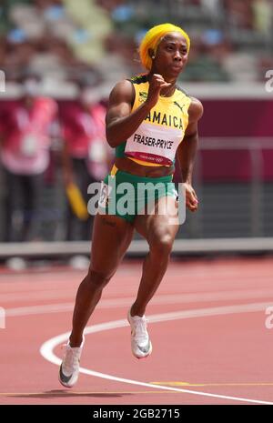 Shelly-Ann Fraser-Pryce, de Jamaica, durante las 200m horas de la semana femenina en el Estadio Olímpico, el décimo día de los Juegos Olímpicos de Tokio 2020 en Japón. Fecha de la foto: Lunes 2 de agosto de 2021. Foto de stock